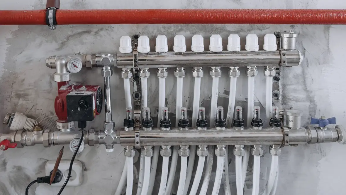 Diagram of a pipe joint at a crimped band fitting between two pipe runs